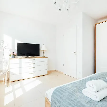 Stunning 2 Bed Free Parking Mamer