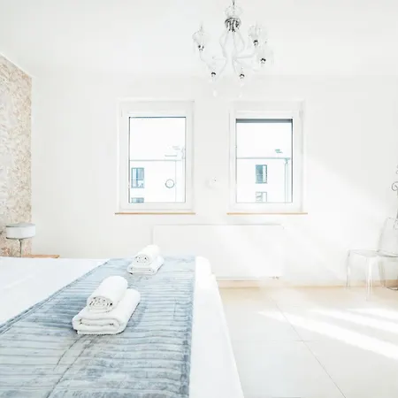 Stunning 2 Bed Free Parking * Mamer