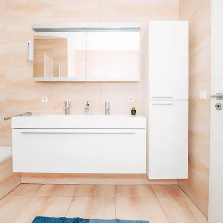 Stunning 2 Bed Free Parking Apartament